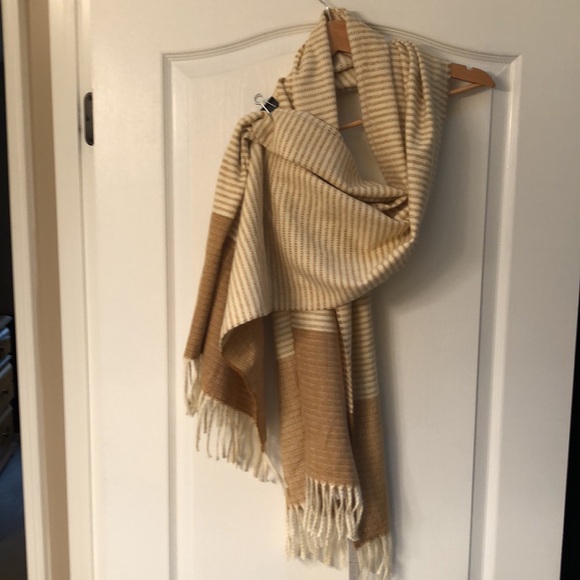 Pretty SOLE SOCIETY Scarf/Shawl -  NEW - Picture 3 of 8